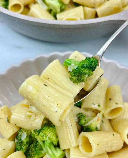 One Pan Broccoli Pasta With Cheddar