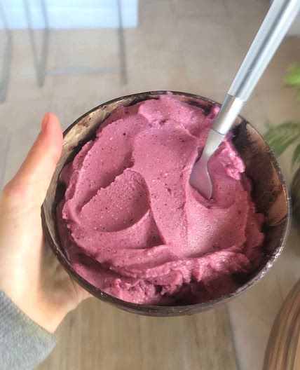 Healthy high protein breakfast smoothie bowl