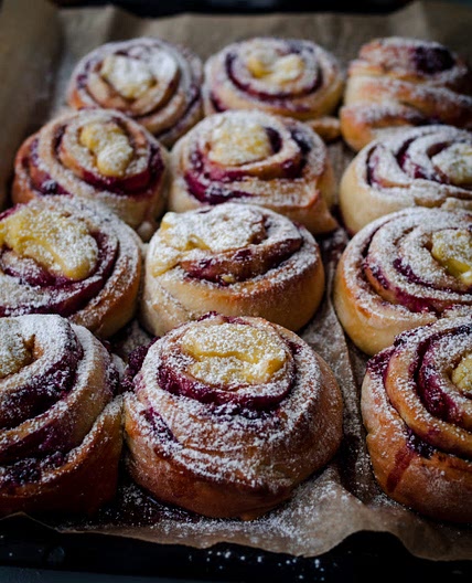 Raspberry Custard Buns (Bringebærsnurrer med vaniljekrem)