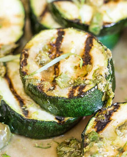 Gegrillte Zucchini mit Basilikum und leichtem Limetten-Dressing