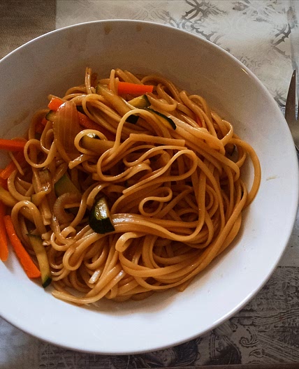 Tallarines con salsa de soja y verduras
