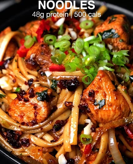 You need to try these Spicy Chicken Noodles 🔥🔥 Super easy to make, hot and super tasty! SAVE this one for later! Here’s your shopping list: 400g of chicken breast - cut into 2-4cm pieces. Tsp of garlic granules. Tsp of onion granules. 2 tsp of smoked pap