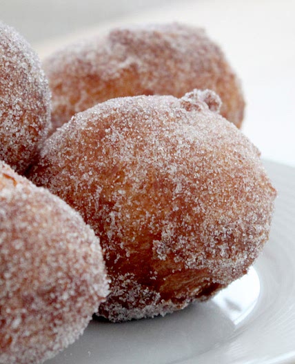 Bunyols de vent (Catalan doughnuts)