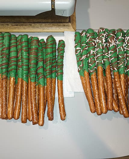 "Camouflage" Chocolate Dipped Pretzel Rods