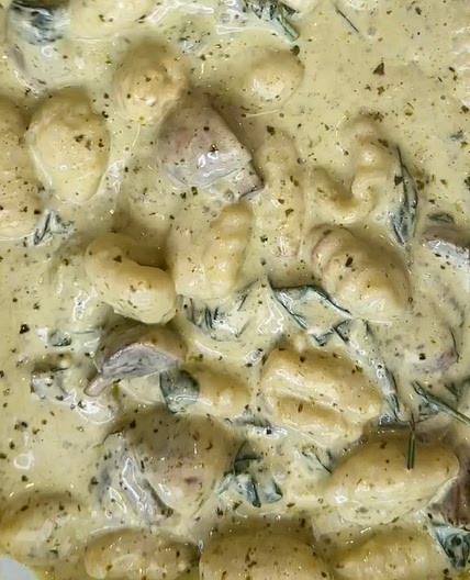 Creamy pesto mushroom and spinach tray bake