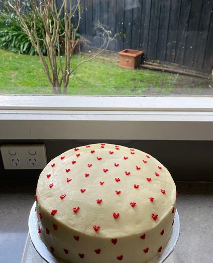 red velvet cake w/ cream cheese frosting 🍰