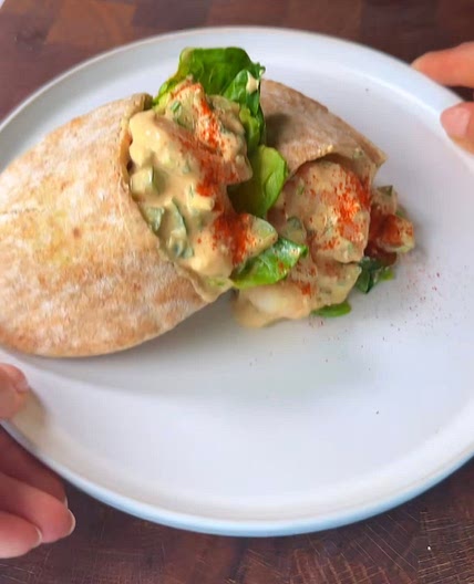Prawn cocktail pita (340 cals)