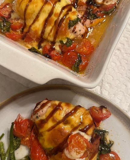 Caprese Chicken Bake👋🏼 I know we all love a good one pan dinner! 