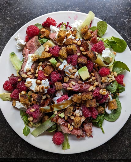 Salade met geitenkaas  frambozen en croutons