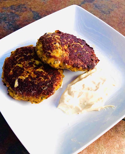 Crab cakes with crab cake sauce