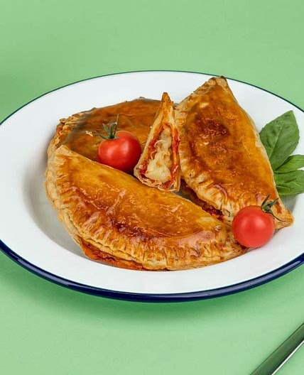 Chaussons tomate mozzarella pesto