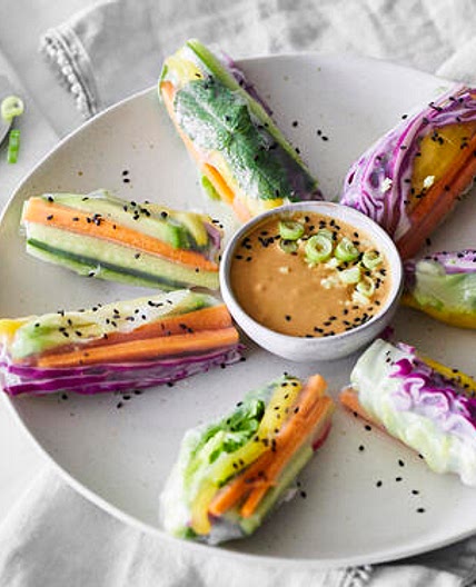 Vegane Sommerrollen mit Mango und Erdnussdip