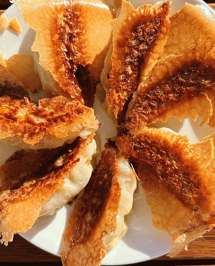 Easy Crispy Dumpling Skirt 🥟 turn frozen dumplings GOURMET at home!