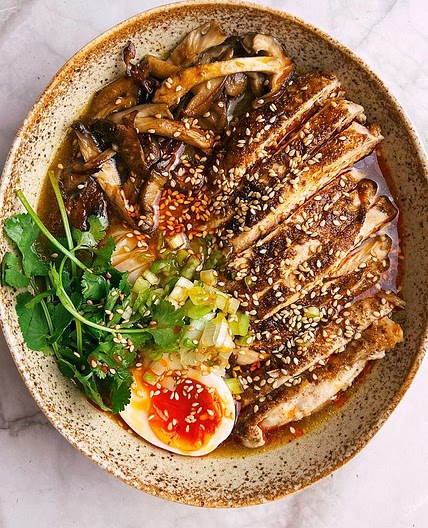 SUMMER RAIN: AN EXCUSE FOR RAMEN🍜 For the soup, serves 4: -large thumb of ginger cut into rounds -5 spring onions (only the white parts, use the green to garnish) -5-6 garlic cloves -1 large carrot -1 tbsp rice wine vinegar or mirin -3 tbsp soy sauce or t