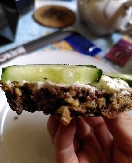Saatenbrot mit Gurke und Frischkäse