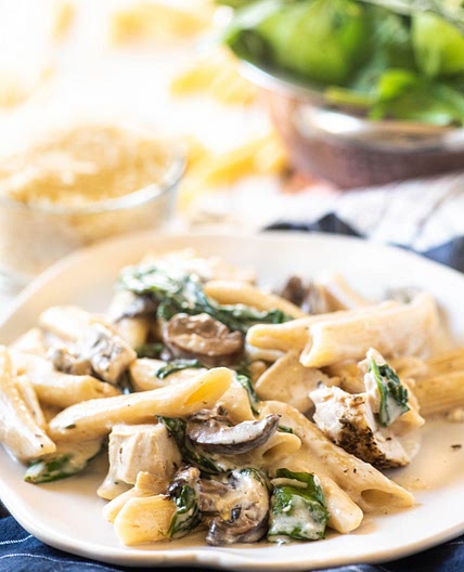 Creamy Instant Pot Pasta with Chicken and Mushrooms