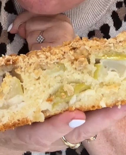 Apple Crumble Cake 