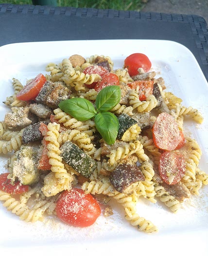 Vegan pasta pesto salad