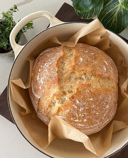 The easiest most foolproof artisan bread✨ . I discovered this method from years ago and it has been my go-to ever since 🙏🏼❤️ . ▪️390g (or ~3 Cups) Artisan Bread Flour or All Purpose Flour▪️2 tsp Sugar▪️1+1/2 tsp Salt▪️3/4 tsp Instant or Active Dried Yeas