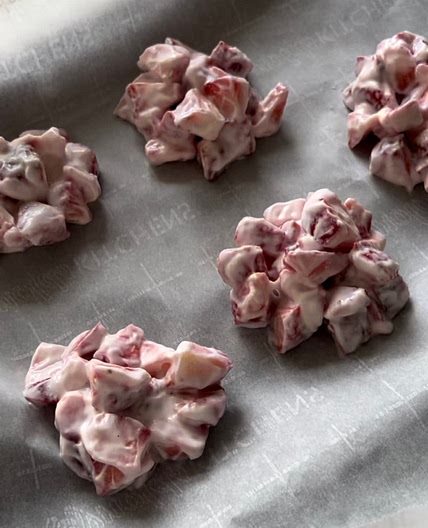 Strawberry Frozen Yogurt Clusters 