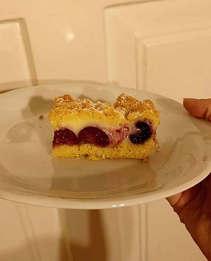 Ciasto ze świeżymi owocami i budyniem