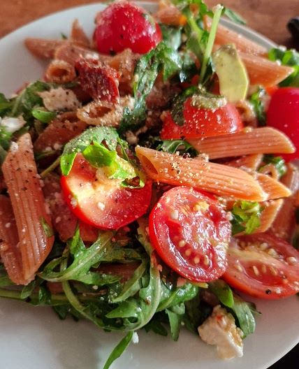 Linsennudeln salat mit avocado, Tomate und rucola