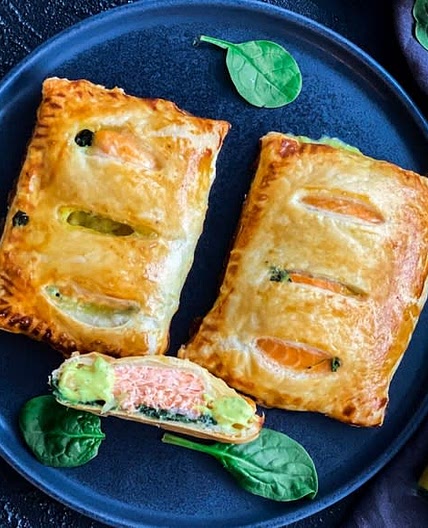 Blätterteigtaschen mit Spinat, Lachs und Feta