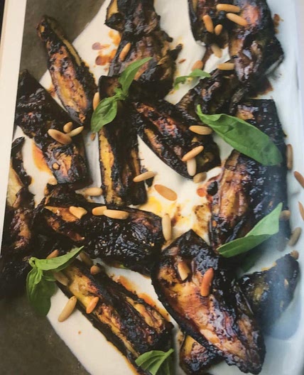 Geroosterde aubergine met zwarte knoflook van Ottolenghi