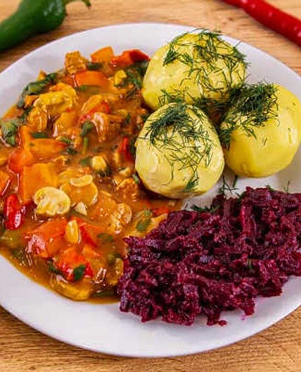 Ania - Gulasz po węgiersku z ziemniakami