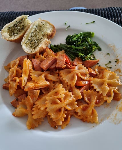 Smoked sausage and chicken tomato pasta