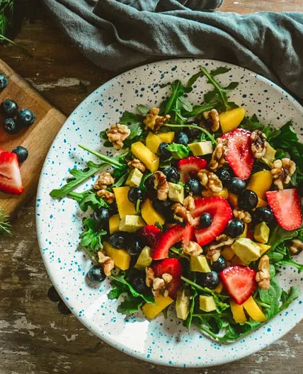 Arugula and Strawberry Salad with Cayenne Lemon Vinagirette