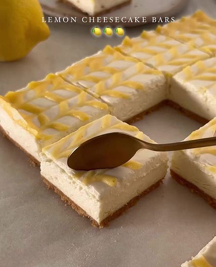 Lemon cheesecake bars
