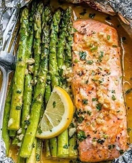 Baked Salmon in Foil with Asparagus & Garlic Lemon Butter Sauce