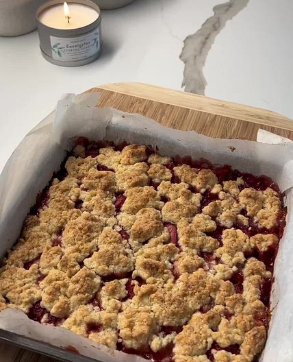 Strawberry crumble bars