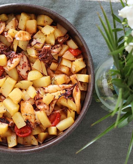 Tasty squids with potatoes from the oven
