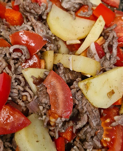 Rinderhack mit Kartoffel  Tomaten und Paprika