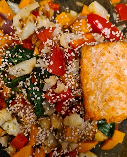 Blumenkohl, Süßkartoffel, Paprika, Spinatgemüse mit Sesam