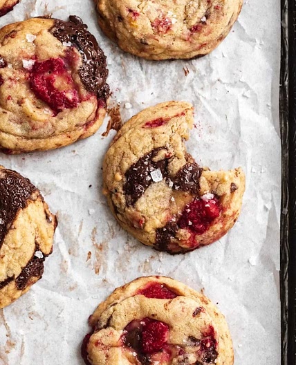 Raspberry and chocolate chip cookies 