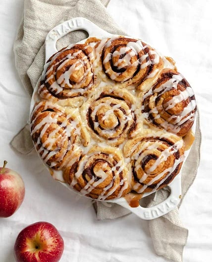 Cinnamon roll apple cobbler
