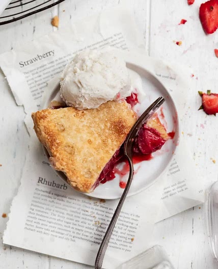 Strawberry and rhubarb pie 