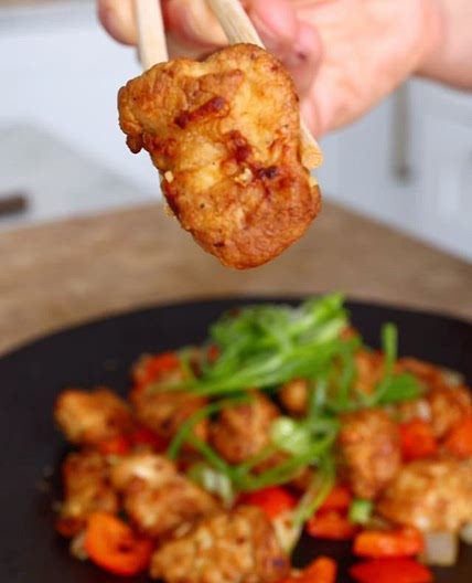 15 minute Salt &amp; Pepper Chicken - Air fryer edition! Recipe: Serves 3 good portions (can don4) around 450kcals 400g chicken dice 1 red bell pepper 5 cloves of Garlic 6 spring Onions - white parts chopped for wok, green chopped for garnish 1 white onion
