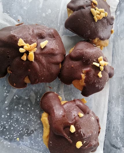 Peanut butter, tahini and maca balls