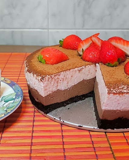 Strawberry chocolate mousse cake (no-bake)