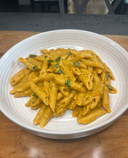 Creamy tomato and spinach pasta