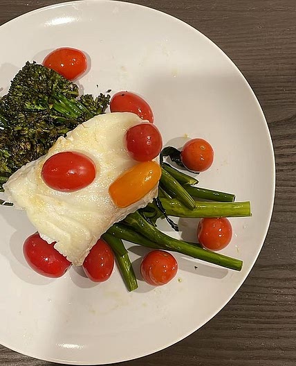 Halibut, tomatoes and broccolini
