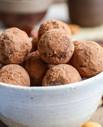 5-Ingredient Chocolate Date Energy Balls