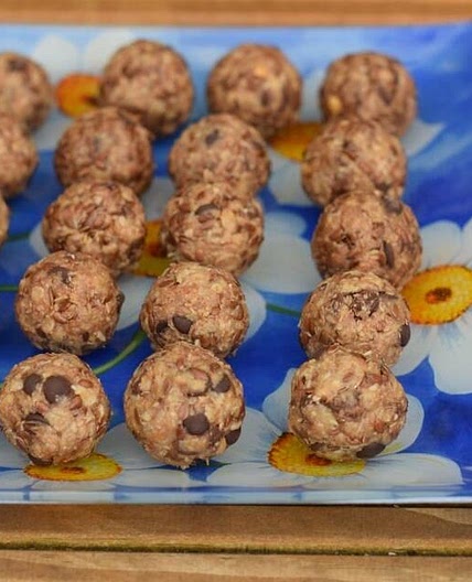 No-Bake Peanut Butter, Oatmeal and Chocolate Chip Energy Balls -