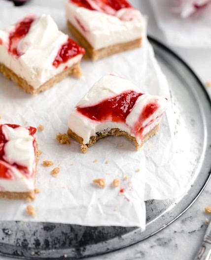 No bake strawberry cheesecake bars 