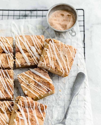 Cinnamon roll blondies 