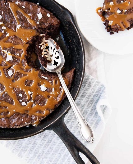Salted caramel skillet brownie 